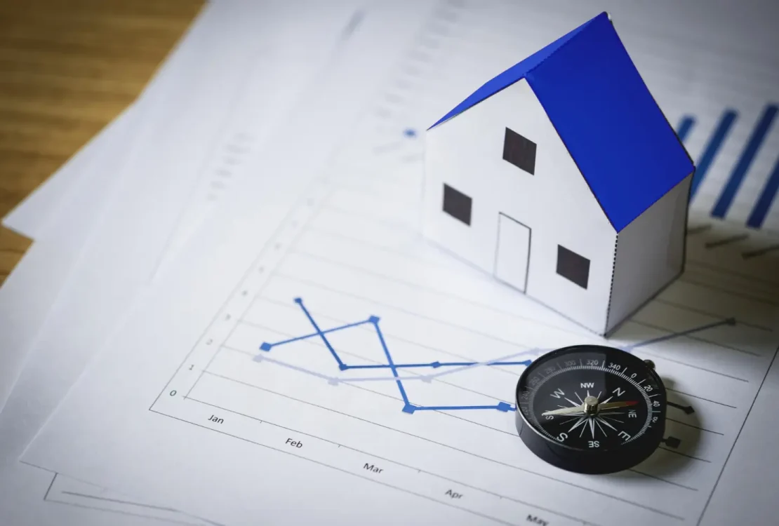 modelo-de-casa-e-bussola-em-plano-de-fundo-conceito-imobiliario
