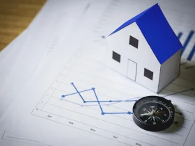 modelo-de-casa-e-bussola-em-plano-de-fundo-conceito-imobiliario