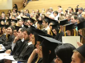 O que significa um diploma reconhecido pelo MEC? Um diploma reconhecido pelo MEC (Ministério da Educação) é aquele que foi emitido por uma instituição de ensino superior regularmente credenciada e que atende aos critérios estabelecidos pelo governo brasileiro para a validação do curso. Esse reconhecimento é essencial para garantir que o diploma tenha validade oficial em todo o território nacional, permitindo que o graduado atue profissionalmente ou continue os estudos em pós-graduações e concursos públicos. Como saber se um diploma é reconhecido pelo MEC? Para verificar se um diploma é reconhecido pelo MEC, é necessário conferir se a instituição de ensino e o curso possuem o credenciamento oficial. O passo a passo para essa verificação é simples: Acesse o site oficial do e-MEC («emec.mec.gov.br»). Utilize a ferramenta de busca para localizar a instituição e o curso. Verifique o status de reconhecimento do curso desejado. Esse processo é a forma mais confiável de confirmar a regularidade de um diploma, garantindo que ele tenha validade legal. A importância do reconhecimento pelo MEC Ter um diploma reconhecido pelo MEC é fundamental para que o profissional possa atuar na sua área de forma legal e sem restrições. Esse reconhecimento assegura que a qualidade do ensino foi avaliada e aprovada, garantindo que os alunos receberam uma formação de acordo com os padrões exigidos. Sem o reconhecimento, o diploma pode ser considerado inválido, prejudicando as possibilidades de emprego, registro em conselhos profissionais e participação em seleções acadêmicas ou públicas. Como evitar fraudes e problemas com diplomas Infelizmente, existem instituições que não são devidamente credenciadas pelo MEC e, mesmo assim, oferecem cursos de graduação. Para evitar cair em armadilhas, siga estas dicas: Pesquise antes de se matricular: Verifique o histórico da instituição e busque opiniões de alunos e ex-alunos. Consulte o e-MEC: Confirme o credenciamento da instituição e o reconhecimento do curso. Fique atento a promessas irreais: Desconfie de cursos que oferecem diplomas rápidos ou sem carga horária mínima exigida. Perguntas frequentes sobre diplomas reconhecidos pelo MEC 1. O que significa curso autorizado pelo MEC? Um curso autorizado pelo MEC é aquele que recebeu permissão para iniciar suas atividades. No entanto, para que os diplomas emitidos sejam reconhecidos, o curso precisa passar por uma avaliação posterior e receber o reconhecimento oficial. 2. Diplomas de cursos a distância (EAD) são reconhecidos pelo MEC? Sim, desde que a instituição e o curso estejam credenciados pelo MEC. O processo de reconhecimento é o mesmo aplicado aos cursos presenciais. 3. Como verificar o reconhecimento de um diploma estrangeiro? Para que um diploma estrangeiro seja válido no Brasil, ele precisa ser revalidado por uma instituição de ensino superior brasileira credenciada pelo MEC. Esse processo é conhecido como revalidação de diploma. Benefícios de um diploma reconhecido pelo MEC Um diploma reconhecido pelo MEC oferece diversas vantagens, como: Validade nacional: Possibilidade de atuar em qualquer estado brasileiro. Reconhecimento no mercado de trabalho: Empregadores dão preferência a diplomas reconhecidos. Acesso a concursos e pós-graduações: Esses processos exigem a regularidade do diploma. Conclusão Garantir que o diploma é reconhecido pelo MEC é essencial para evitar dores de cabeça e assegurar uma carreira sólida. Realizar pesquisas detalhadas antes de ingressar em uma instituição de ensino e utilizar as ferramentas disponíveis, como o e-MEC, é o caminho mais seguro para tomar uma decisão informada. Lembre-se: a educação é um investimento, e garantir sua validade é um passo fundamental para colher os frutos no futuro.